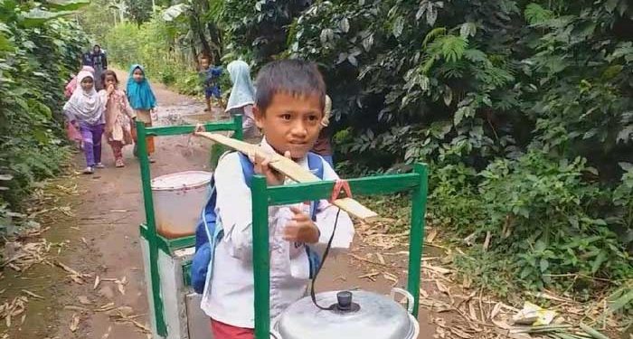 Erwin, bocah SD di Garut jualan baso tahu sambil sekolah. Foto: Detik